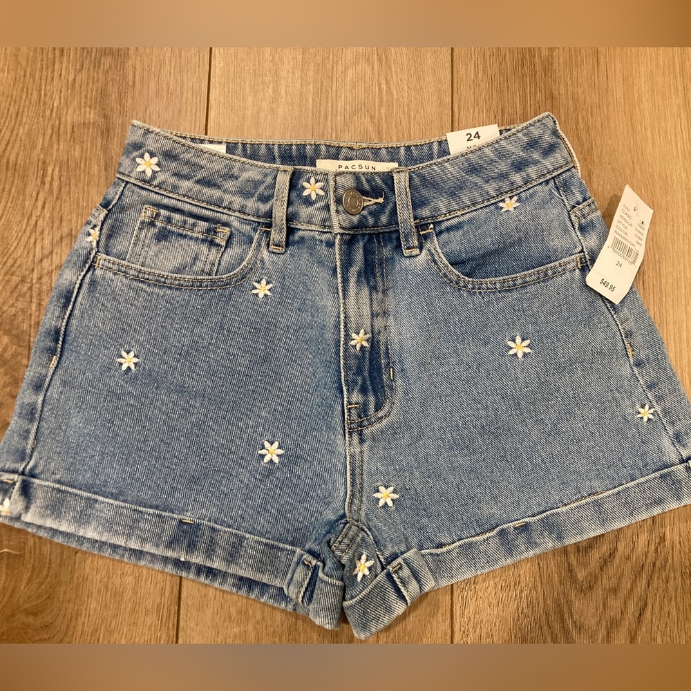 NWT- Pacsun Womens Raining Daisy Cuffed Denim Mom Short Floral Accents Size 24